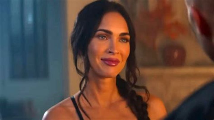 Megan Fox's Captivating Fingers: A Closer Look
